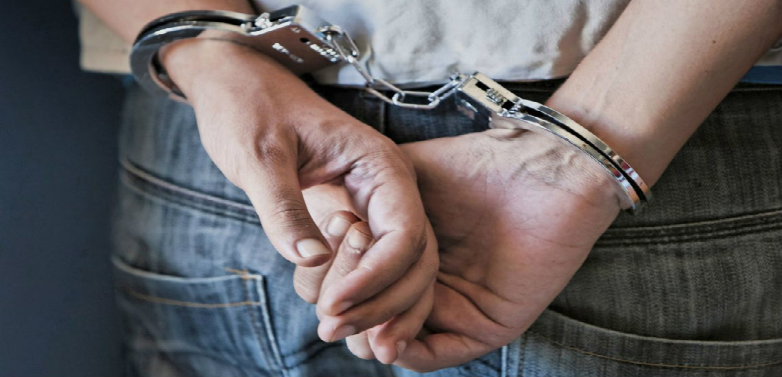 ΑΘΗΕΝΟΥ: 30χρονη «κάρφωσε» τον σύζυγό της ότι έκλεβε από την δουλεία του προϊόντα και τα έφερνε σπίτι – Συνελήφθη ο 38χρονος